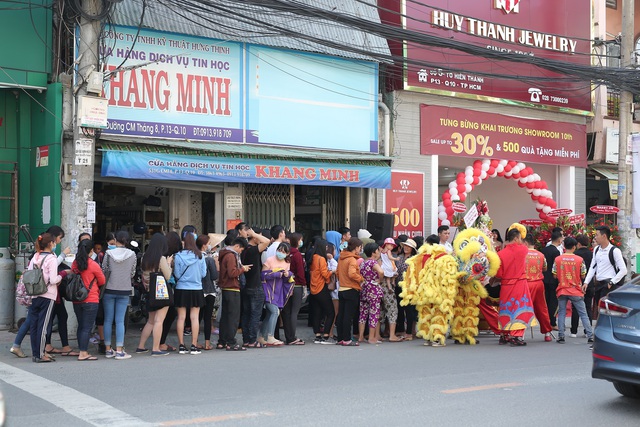Huy Thanh Jewelry TP HCM: hàng trăm người xếp hàng dài trong ngày khai trương - Ảnh 7.