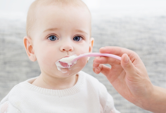 Trẻ sơ sinh hay bị ọc sữa: Cách khắc phục hiệu quả từ cơ chế làm sánh sữa - Ảnh 2.