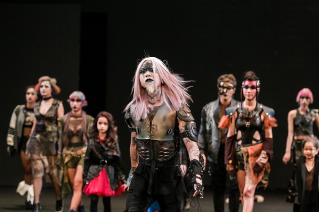 Allilon London làm “Lay động” cả khán phòng Davines Hair Show 2017 - Ảnh 3. Allilon London làm “Lay động” cả khán phòng Davines Hair Show 2017 - Ảnh 3.
