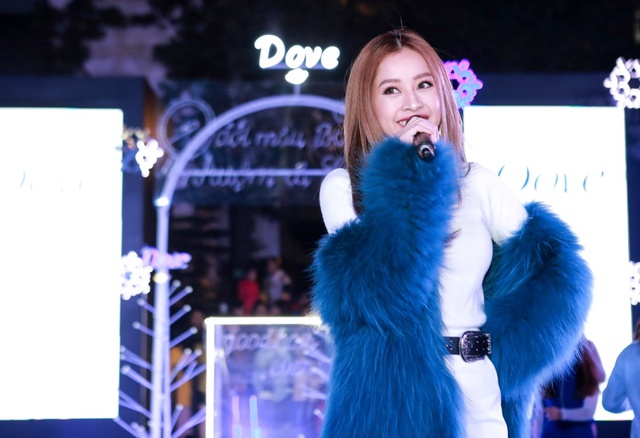 Chi Pu lần đầu tiên trình diễn “Talk To Me” tại sự kiện Giáng Sinh “City of Lights” - Ảnh 5.