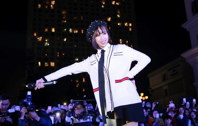 Chi Pu lần đầu tiên trình diễn “Talk To Me” tại sự kiện Giáng Sinh “City of Lights” - Ảnh 6.