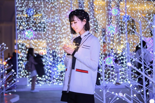 Chi Pu lần đầu tiên trình diễn “Talk To Me” tại sự kiện Giáng Sinh “City of Lights” - Ảnh 9.
