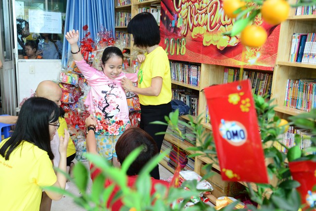 Omo gửi trao Tết trọn vẹn đến với c&aacute;c em ở bệnh viện Ung bướu - Ảnh 4.
