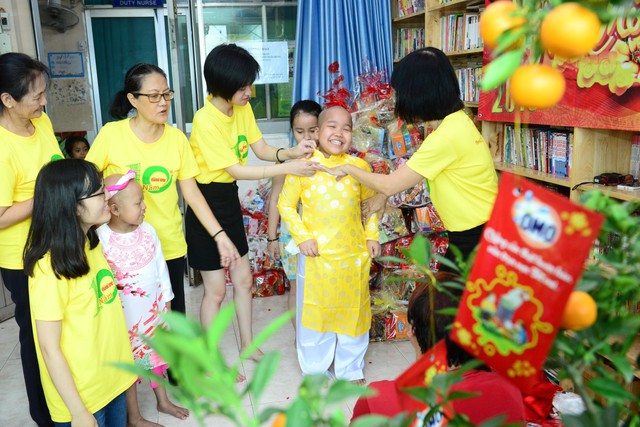 Omo gửi trao Tết trọn vẹn đến với c&aacute;c em ở bệnh viện Ung bướu - Ảnh 5.