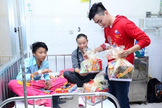 Omo gửi trao Tết trọn vẹn đến với c&aacute;c em ở bệnh viện Ung bướu - Ảnh 11.