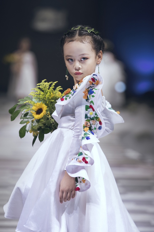 Mẫu nhí biến hóa đa dạng tại tuần lễ thời trang trẻ em Việt Nam - Ảnh 3.