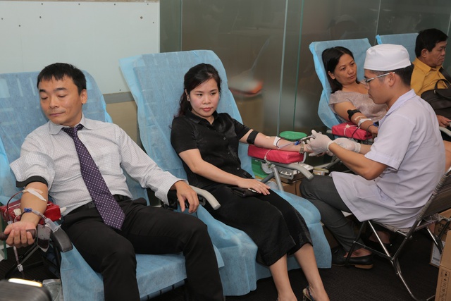 Hơn 250 tình nguyện viên hiến máu nhân đạo hưởng ứng ngày Quốc tế người hiến máu - Ảnh 2.