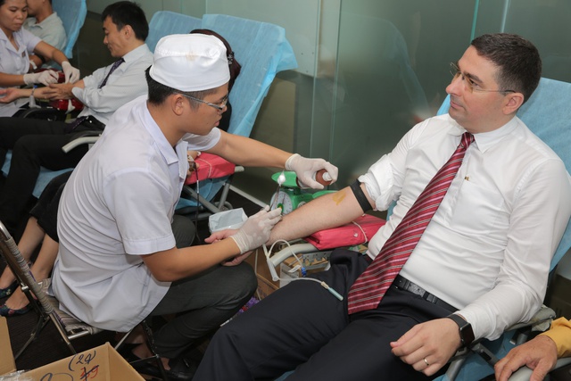 Hơn 250 tình nguyện viên hiến máu nhân đạo hưởng ứng ngày Quốc tế người hiến máu - Ảnh 3.