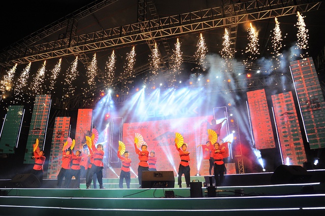 Noo Phước Thịnh, Mỹ Linh và các nghệ sĩ lớn “bùng cháy” trong đêm nhạc ABBank Family Day - Ảnh 1.