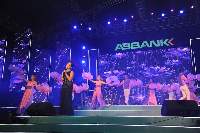 Noo Phước Thịnh, Mỹ Linh và các nghệ sĩ lớn “bùng cháy” trong đêm nhạc ABBank Family Day - Ảnh 5.