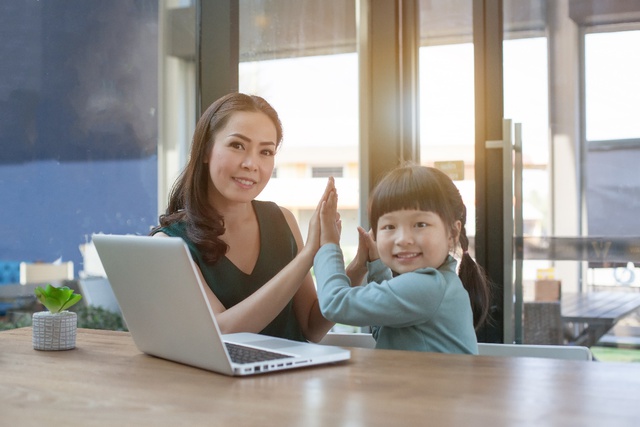 Sự kh&aacute;c biệt trong c&aacute;ch l&agrave;m mẹ: xưa v&agrave; nay - Ảnh 3.