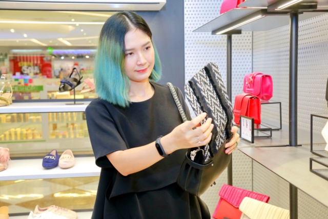 Khánh Linh The Face đọ dáng với đồng nghiệp khi dự sự kiện khai trương Pedro - Ảnh 8. Khánh Linh The Face đọ dáng với đồng nghiệp khi dự sự kiện khai trương Pedro - Ảnh 8.
