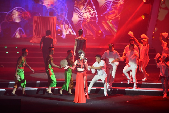 Nhân viên ngân hàng đu dây, đùa với trăn, nhảy sexy như nghệ sĩ chuyên nghiệp - Ảnh 4. Nhân viên ngân hàng đu dây, đùa với trăn, nhảy sexy như nghệ sĩ chuyên nghiệp - Ảnh 4.