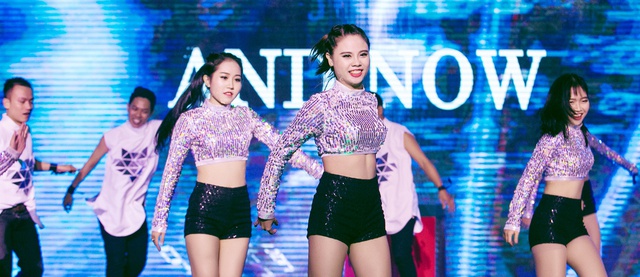Nhân viên ngân hàng đu dây, đùa với trăn, nhảy sexy như nghệ sĩ chuyên nghiệp - Ảnh 6. Nhân viên ngân hàng đu dây, đùa với trăn, nhảy sexy như nghệ sĩ chuyên nghiệp - Ảnh 6.