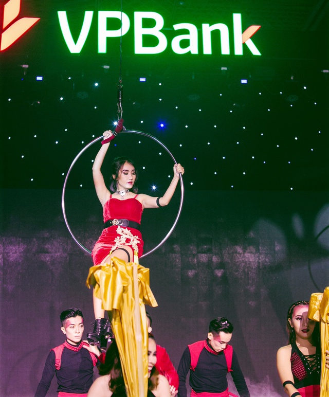 Nhân viên ngân hàng đu dây, đùa với trăn, nhảy sexy như nghệ sĩ chuyên nghiệp - Ảnh 7. Nhân viên ngân hàng đu dây, đùa với trăn, nhảy sexy như nghệ sĩ chuyên nghiệp - Ảnh 7.