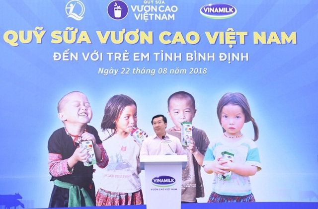 Quỹ sữa Vươn cao Việt Nam và Vinamilk tiếp tục trao 64.000 ly sữa cho trẻ em tỉnh Bình Định - Ảnh 1.
