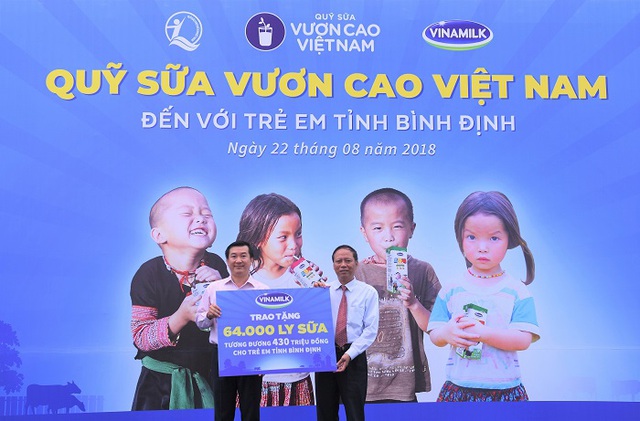 Quỹ sữa Vươn cao Việt Nam và Vinamilk tiếp tục trao 64.000 ly sữa cho trẻ em tỉnh Bình Định - Ảnh 2.