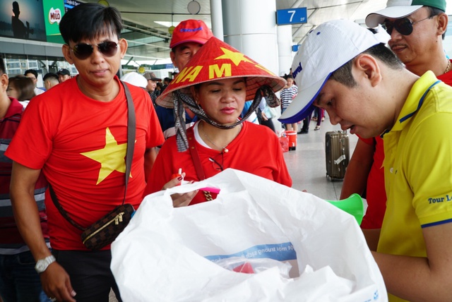 Người hâm mộ lên đường “tiếp lửa” tuyển Olympic Việt Nam - Ảnh 2.