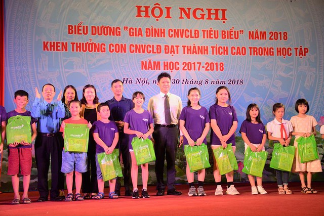 Mcredit trao 1.000 suất qu&agrave; đến con em c&ocirc;ng nh&acirc;n nh&acirc;n dịp đầu năm học mới - Ảnh 1.