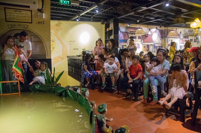 Quán bún đậu mắm tôm độc đáo giữa lòng Sài Gòn, cả gia đình ăn ngon, trẻ con được xem múa rối nước - Ảnh 7.