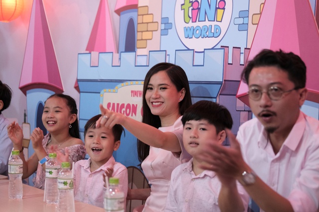 L&acirc;m Vỹ Dạ c&ugrave;ng gia đ&igrave;nh tươi tắn đi dự sinh nhật - Ảnh 2.