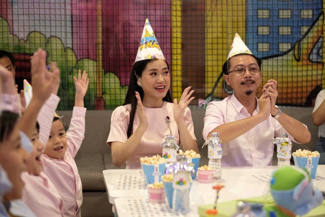 L&acirc;m Vỹ Dạ c&ugrave;ng gia đ&igrave;nh tươi tắn đi dự sinh nhật - Ảnh 3.