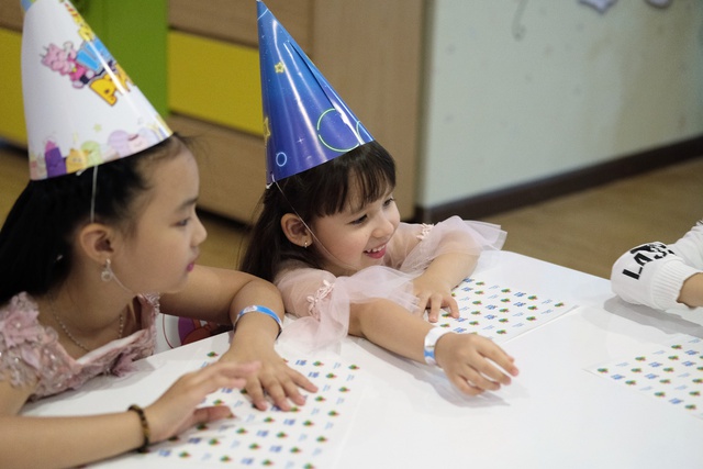 L&acirc;m Vỹ Dạ c&ugrave;ng gia đ&igrave;nh tươi tắn đi dự sinh nhật - Ảnh 4.