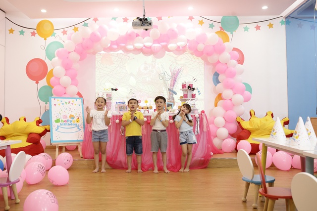 L&acirc;m Vỹ Dạ c&ugrave;ng gia đ&igrave;nh tươi tắn đi dự sinh nhật - Ảnh 7.
