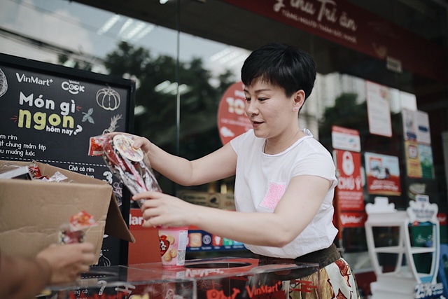Người dân Sài Gòn, Hà Nội thích thú với thùng quà “Cho - Nhận” trong mùa lễ Trung thu - Ảnh 2.