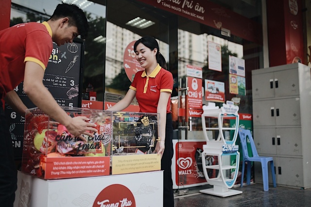 Người dân Sài Gòn, Hà Nội thích thú với thùng quà “Cho - Nhận” trong mùa lễ Trung thu - Ảnh 4.