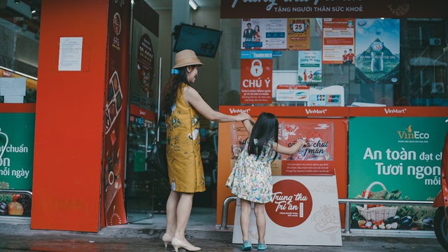 Người dân Sài Gòn, Hà Nội thích thú với thùng quà “Cho - Nhận” trong mùa lễ Trung thu - Ảnh 6.
