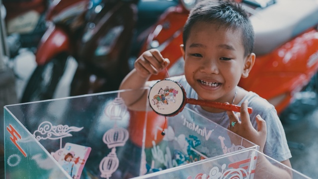 Người dân Sài Gòn, Hà Nội thích thú với thùng quà “Cho - Nhận” trong mùa lễ Trung thu - Ảnh 8.