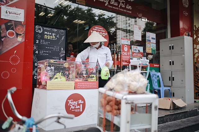Người dân Sài Gòn, Hà Nội thích thú với thùng quà “Cho - Nhận” trong mùa lễ Trung thu - Ảnh 9.