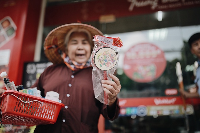 Người dân Sài Gòn, Hà Nội thích thú với thùng quà “Cho - Nhận” trong mùa lễ Trung thu - Ảnh 10.