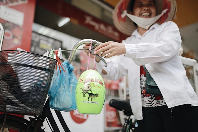 Người dân Sài Gòn, Hà Nội thích thú với thùng quà “Cho - Nhận” trong mùa lễ Trung thu - Ảnh 11.