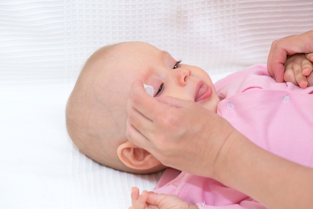 Biến chứng nguy hiểm khi vệ sinh mắt mũi không đúng cách ở trẻ - Ảnh 1.