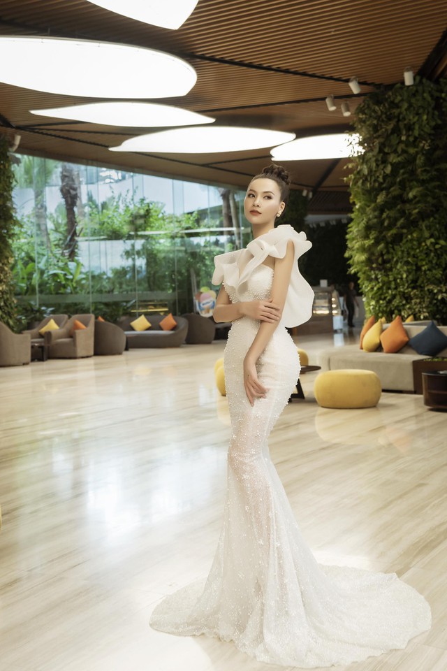 MC Minh Hà diện váy cưới “nàng tiên cá”,  khoe vòng eo 54 cm - Ảnh 1.