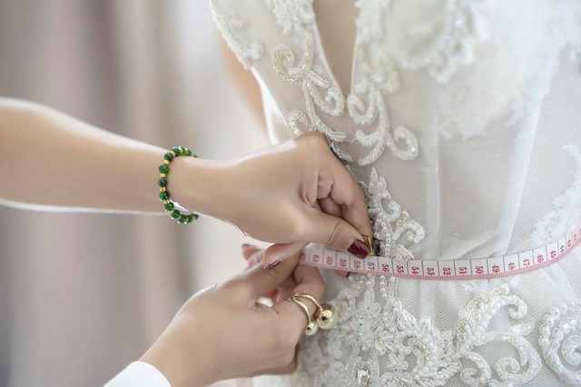 MC Minh Hà diện váy cưới “nàng tiên cá”,  khoe vòng eo 54 cm - Ảnh 4.
