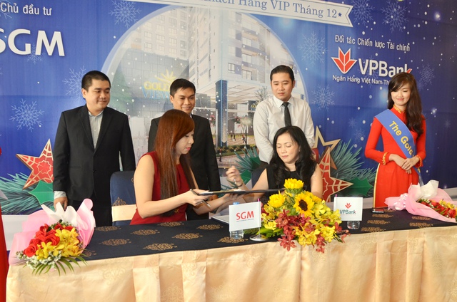 Đại diện Công ty CP May Diêm Sài Gòn và đại diện VPBank thực hiện nghi thức ký kết hợp tác