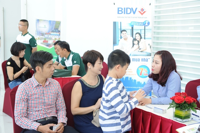 Các ngân hàng BIDV, Vietcombank, Eximbank và Shinhan, cũng tham gia tư vấn trực tiếp cho khách ngay tại buổi công bố dự án