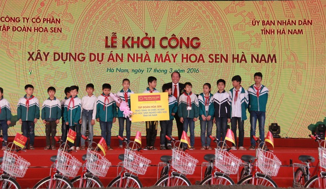 Ông Trần Ngọc Chu - Tổng Giám đốc Tập đoàn Hoa Sen trao tặng 50 chiếc xe đạp cho 50 em học sinh nghèo hiếu học của tỉnh Hà Nam