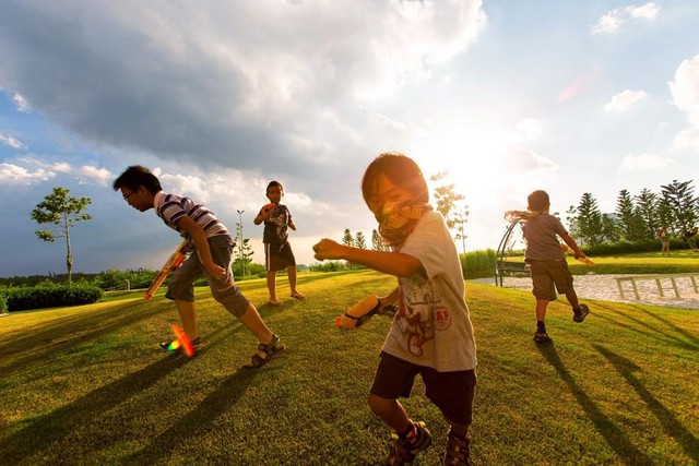 Trẻ em ở Đảo là những cư dân nhí năng động và nhanh nhẹn nhờ những trò chơi ngoài trời