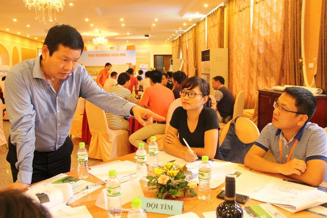 Chủ tịch HĐQT FPT Trương Gia Bình chia sẻ với học viên FeMBA trong sự kiện MBA Residence Week 2015