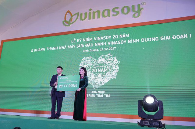 Ông Võ Thành Đảng trao tặng 20 tỷ đồng đến Quỹ khuyến học sữa đậu nành Việt Nam.