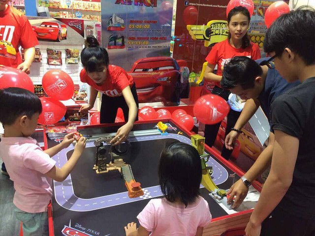 C&ugrave;ng b&eacute; kh&aacute;m ph&aacute; &ldquo;Vương quốc xe hơi&rdquo; c&oacute; thật ngo&agrave;i đời - Ảnh 2.