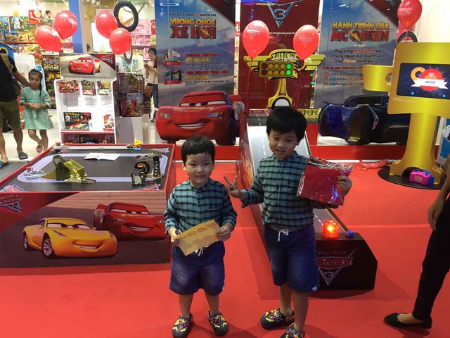 C&ugrave;ng b&eacute; kh&aacute;m ph&aacute; &ldquo;Vương quốc xe hơi&rdquo; c&oacute; thật ngo&agrave;i đời - Ảnh 5.