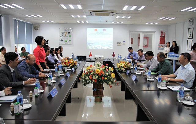 Đo&agrave;n đại biểu cấp cao L&agrave;o đến thăm Nh&agrave; m&aacute;y Vinamilk - Ảnh 1.
