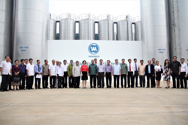 Đo&agrave;n đại biểu cấp cao L&agrave;o đến thăm Nh&agrave; m&aacute;y Vinamilk - Ảnh 3.