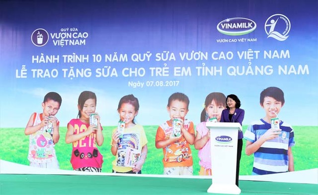 Quỹ sữa Vươn cao Việt Nam trao tặng 46.500 ly sữa cho trẻ em tỉnh Quảng Nam - Ảnh 1.
