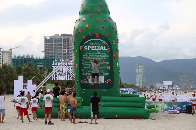 Tóc Tiên, Soobin Hoàng thổi bay nắng hè cùng đại tiệc âm nhạc bãi biển - Ảnh 2.